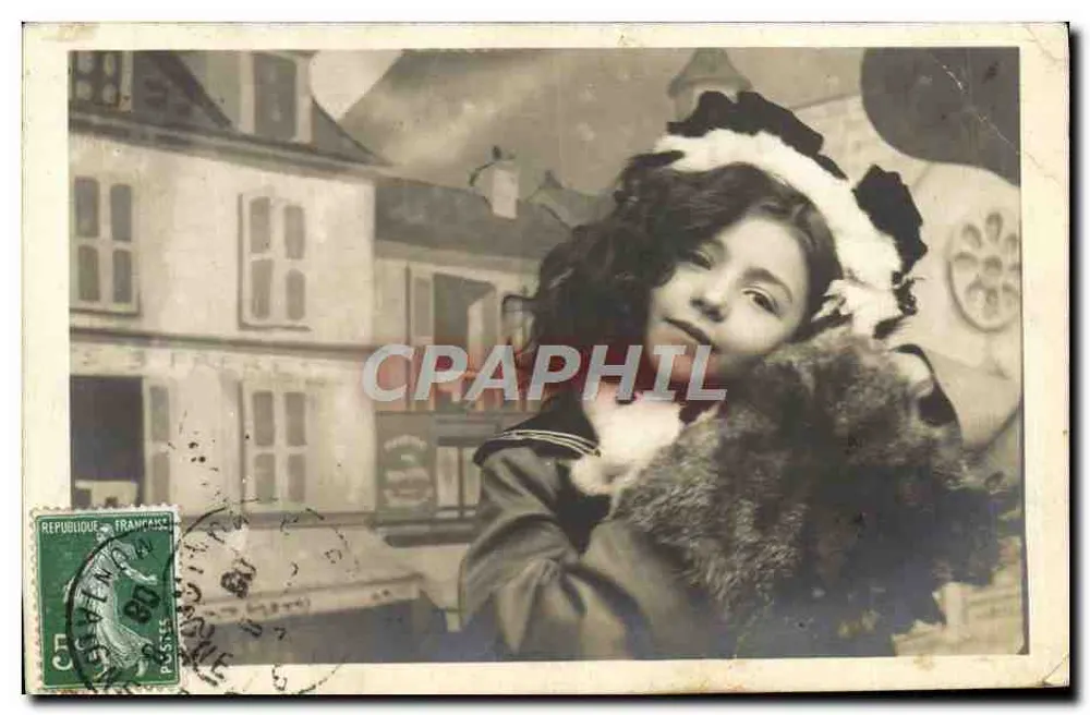 Jeune femme en costume de Noël — devant un bâtiment urbain — éditeur non visible - Frente