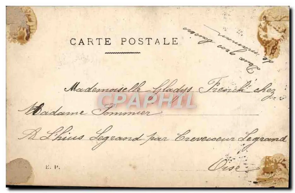 Jeune femme en costume de Noël — devant un bâtiment urbain — éditeur non visible - Verso