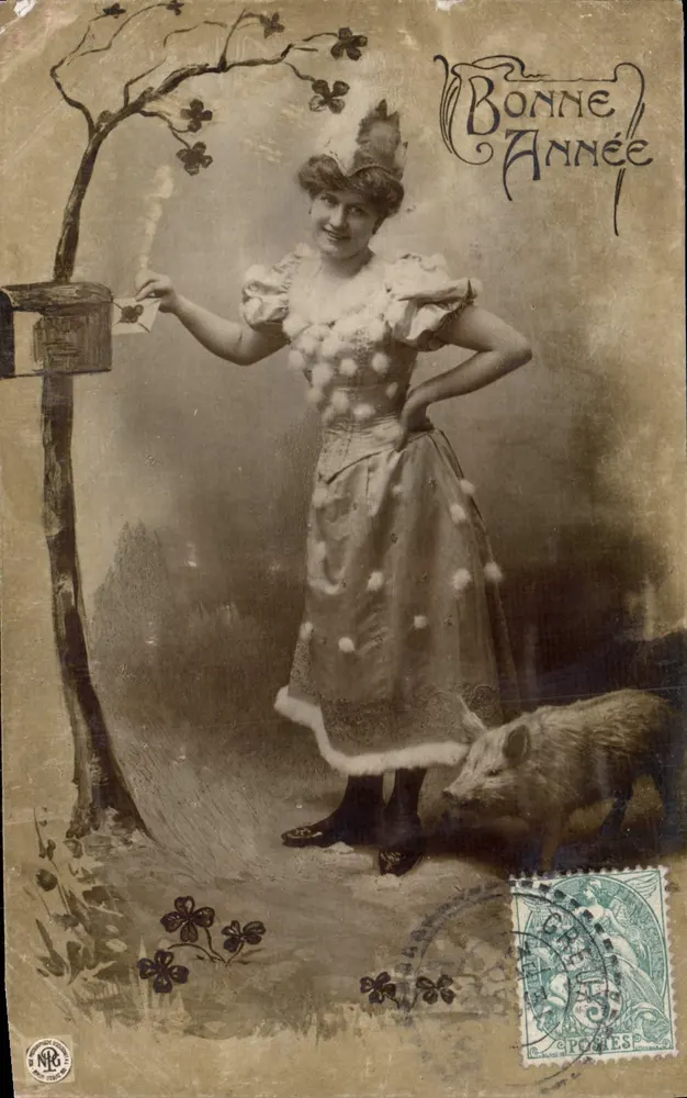 Femme en robe à pompons — avec cochon et arbre à trèfles — éditeur Nee Photographische Gesellschaft - Vorderseite