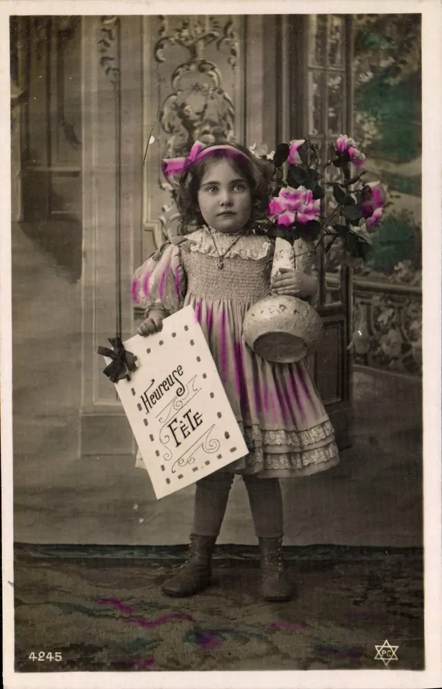 Menina segurando um cesto de rosas e uma carta 'Feliz Festa' — XPC — n°4245 - Frente