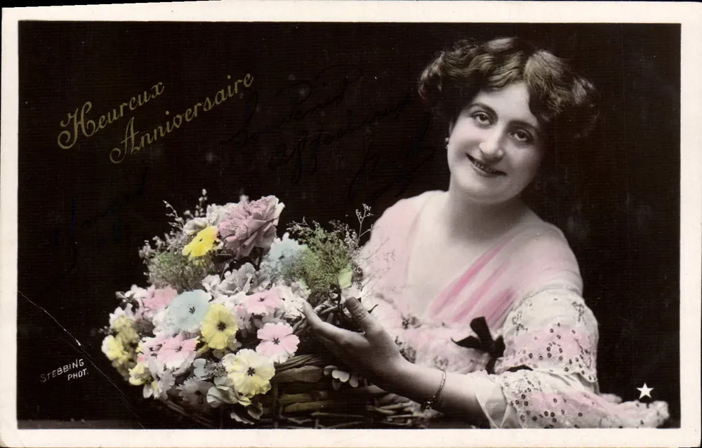 Femme souriante tenant un panier de fleurs — Stebbing Phot. — V Série N° 3001 - Recto