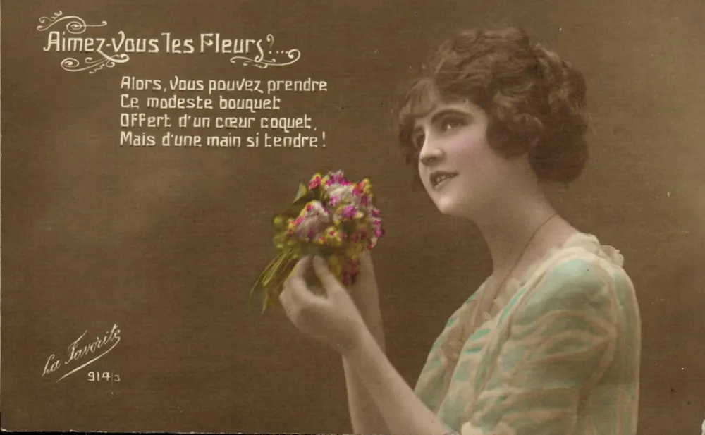 Femme tenant un bouquet de fleurs — La Favorite, n° 9143 - Recto