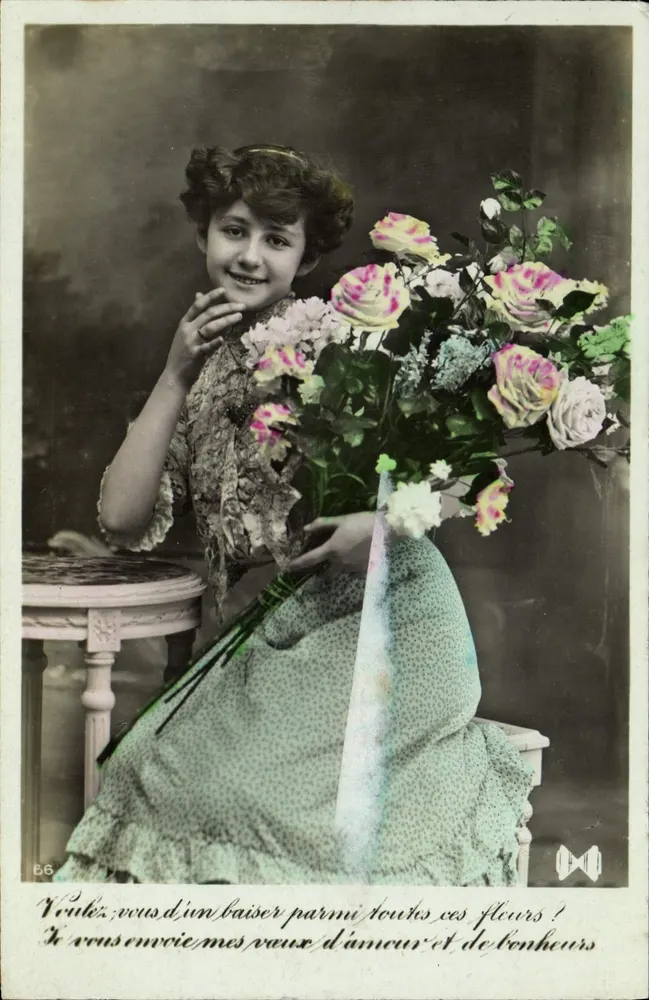 Jeune fille avec bouquet de roses — éditeur 'CARTE POSTALE' — n°66 - Recto