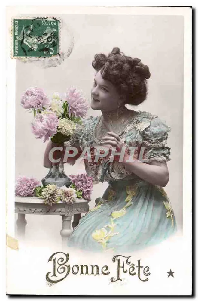 Femme en robe fleurie avec bouquet — Bonne Fête — VBC Série N. 3636 - Recto