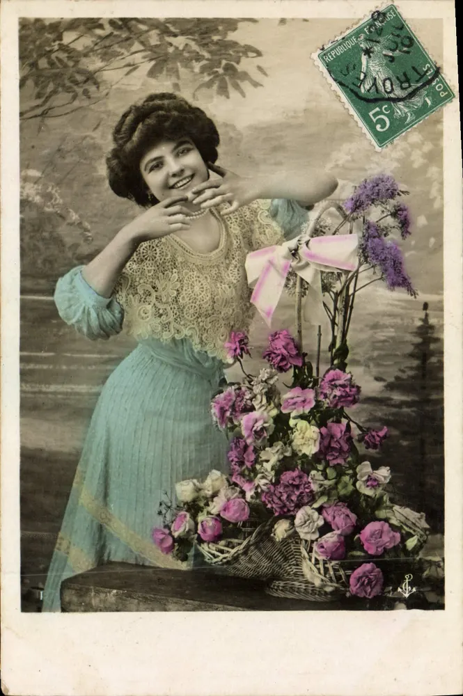 Jeune femme souriante — avec panier de fleurs — éditeur non identifié - Recto