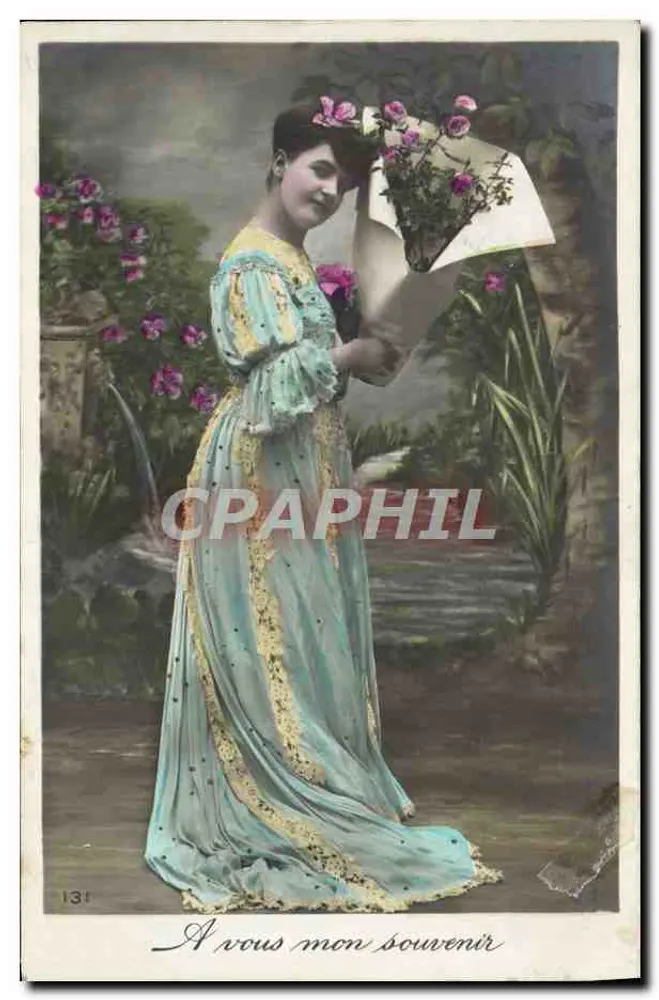 Femme en robe bleue tenant un bouquet de roses — 'A vous mon souvenir' — éditeur inconnu, n° 131 - Recto
