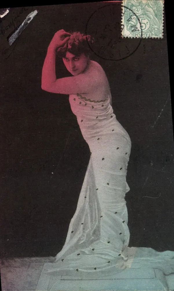 Femme en robe blanche — pose élégante — éditeur non identifié - Recto