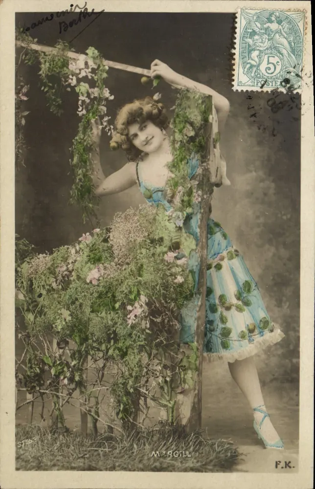 Femme en robe bleue parmi des fleurs — M. R. GILL, F.K. — éditeur F.K. - Recto