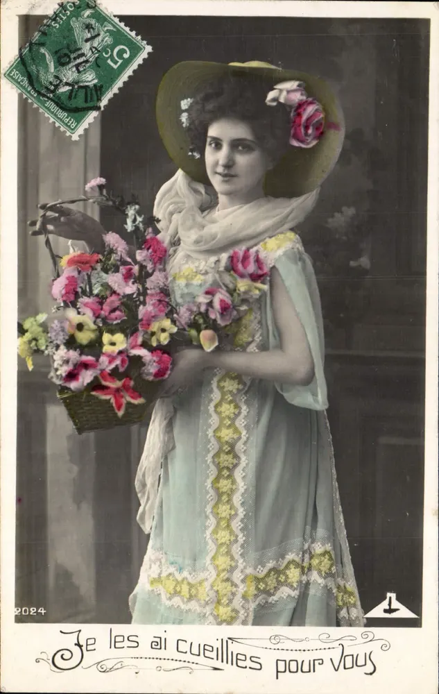 Je les ai cueillies pour Vous — Jeune femme en chapeau orné de rose tenant un panier de fleurs — Éditeur : 2024 - Recto