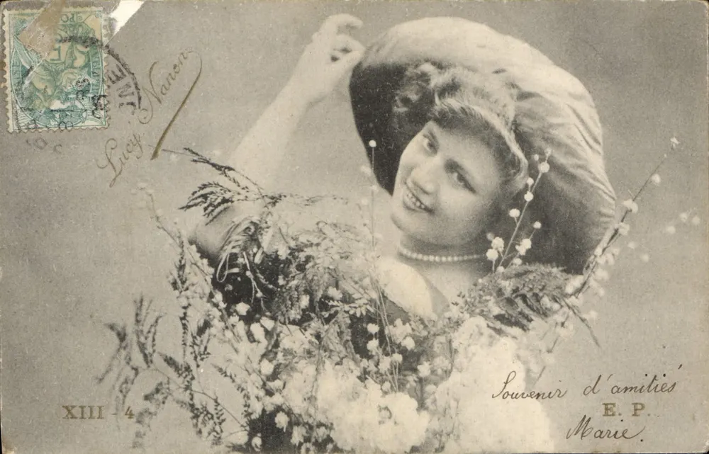 Femme souriante avec bouquet — Souvenir d'amitiés — E.P. n° XIII-4 - Recto
