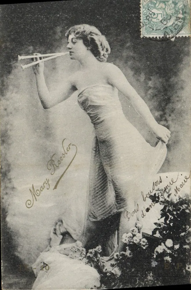 Mary Roessler — danseuse en robe drapée tenant un trompette — E.P. Paris - Recto