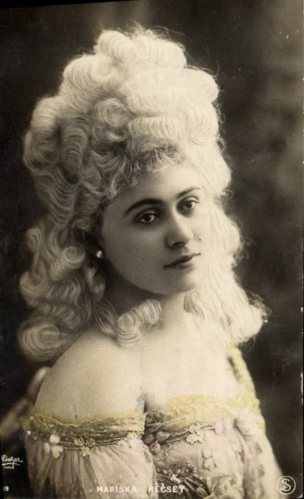 Mariska Recsey — Portrait in historischem Kleid — Ringer, Nr. 19 - Vorderseite