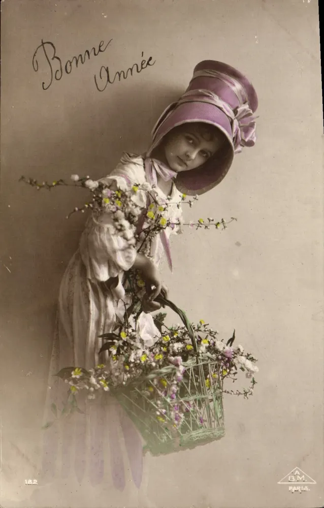 Fille en chapeau violet tenant un panier de fleurs — Bonne Année — B.M. Paris - Recto