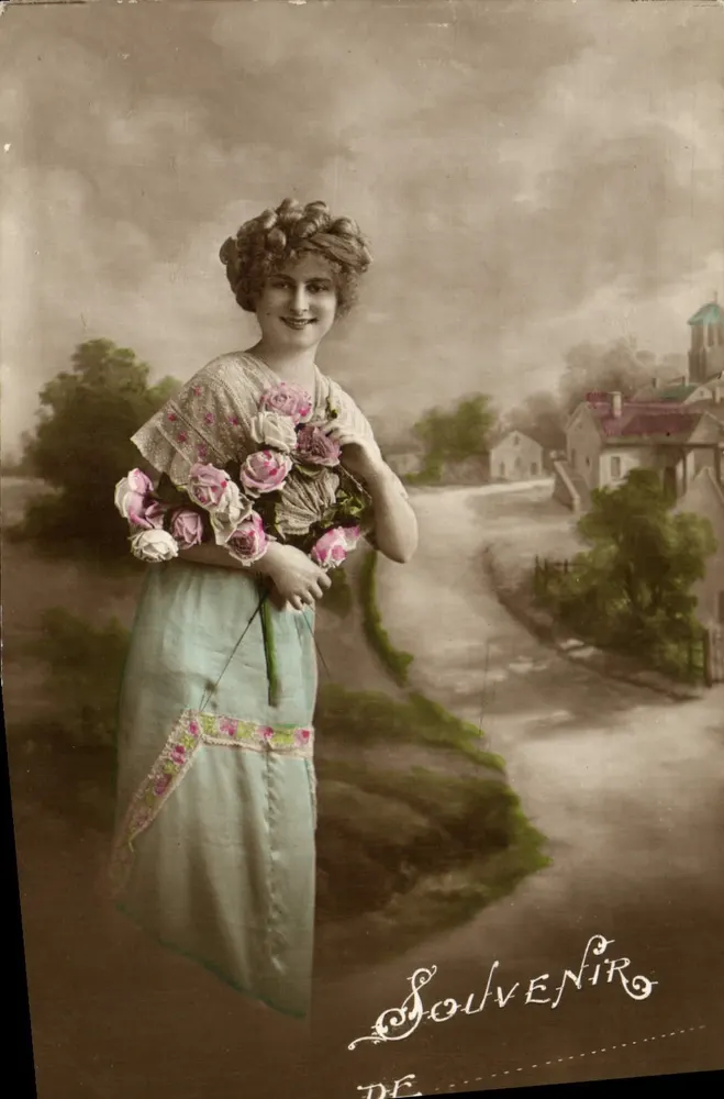Femme avec bouquet de roses — Souvenir de — éditeur non visible - Recto
