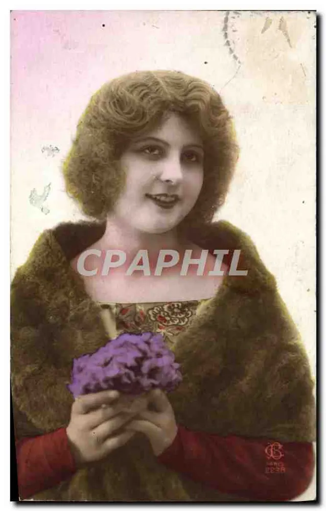Jeune femme en fourrure tenant des fleurs violettes — Éditeur C. Caron, n° 2238 - Recto