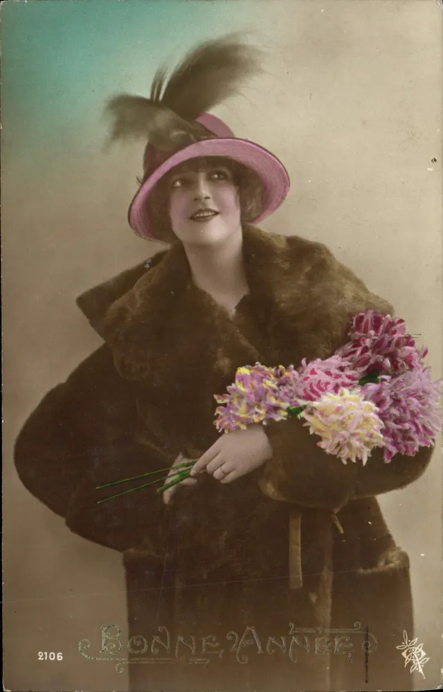 Femme en manteau de fourrure et chapeau à plume — Bonne Annerd, n° 2106 - Recto
