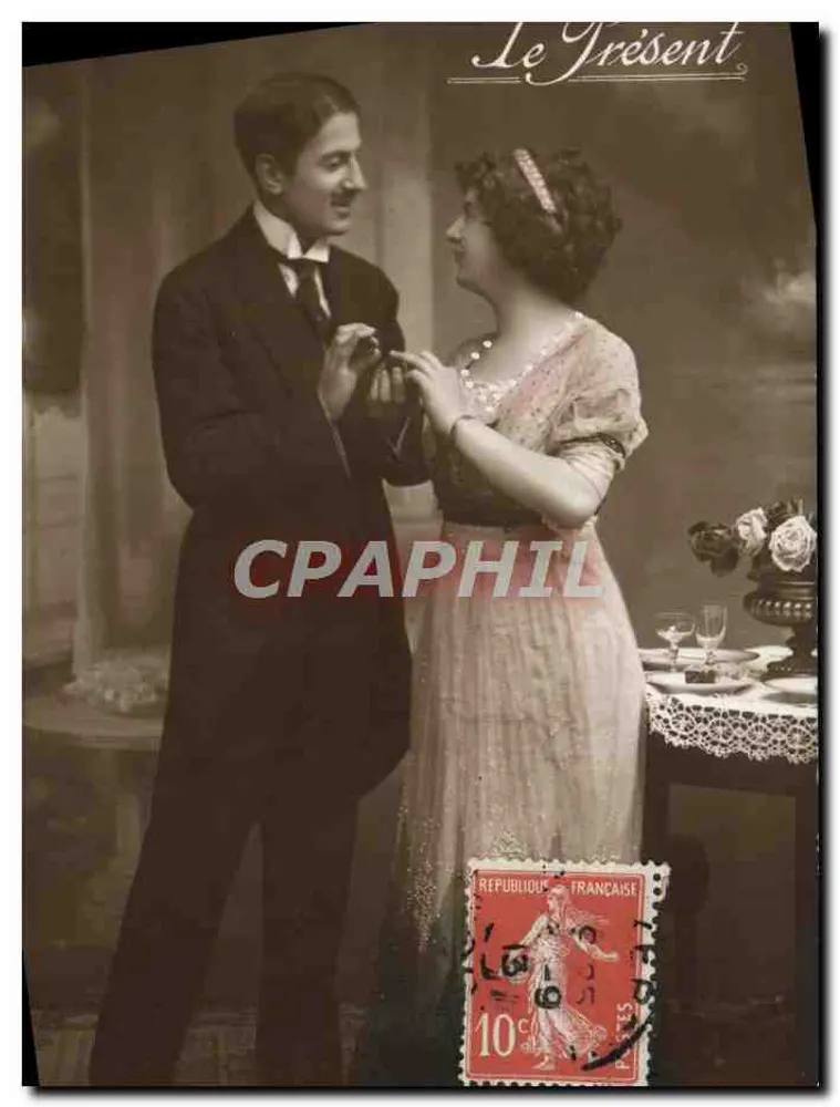 Couples en scène — jeune couple dans un décor intérieur — éditeur Le Présent - Vorderseite