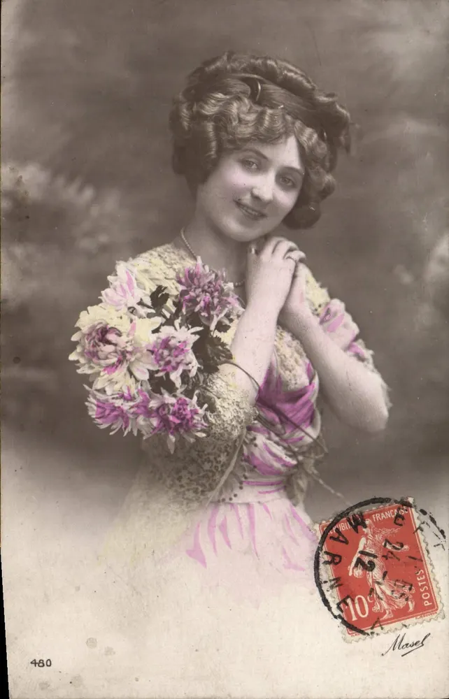 Jeune femme en robe rose tenant un bouquet — Masel, n°480 - Recto