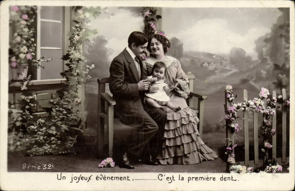 Ein fröhliches Ereignis — Es ist das erste Zahn — Paris — Serie 32 - Vorderseite