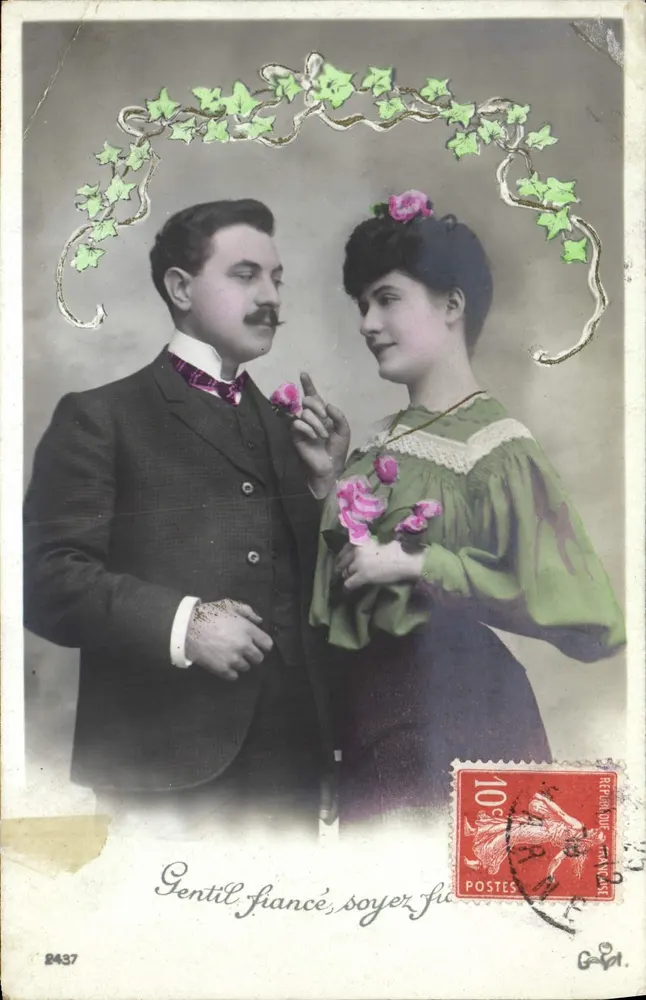 Couple en tenue d'époque — portrait encadré de lierre — éditeur G. V. (n° 2437) - Recto