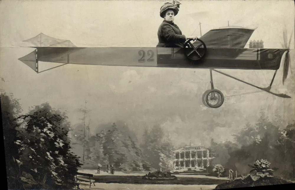 Frau am Steuer eines Flugzeugs — Nr. 22 — Ansichtskarte aus dem Jahr 1910 - Vorderseite