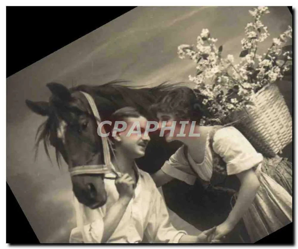 Junges Paar mit Pferd — Studio-Szene — unbekannter Verlag - Vorderseite