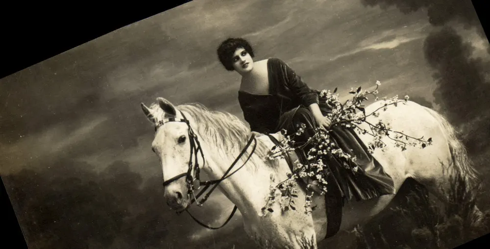 Femme sur un cheval blanc — décor de ciel nuageux — éditeur non identifié - Recto