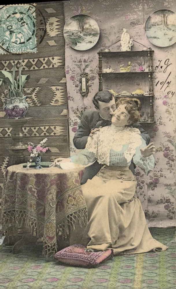 Couple en intérieur — scène affectueuse — éditeur non identifié, n° de série non visible - Recto