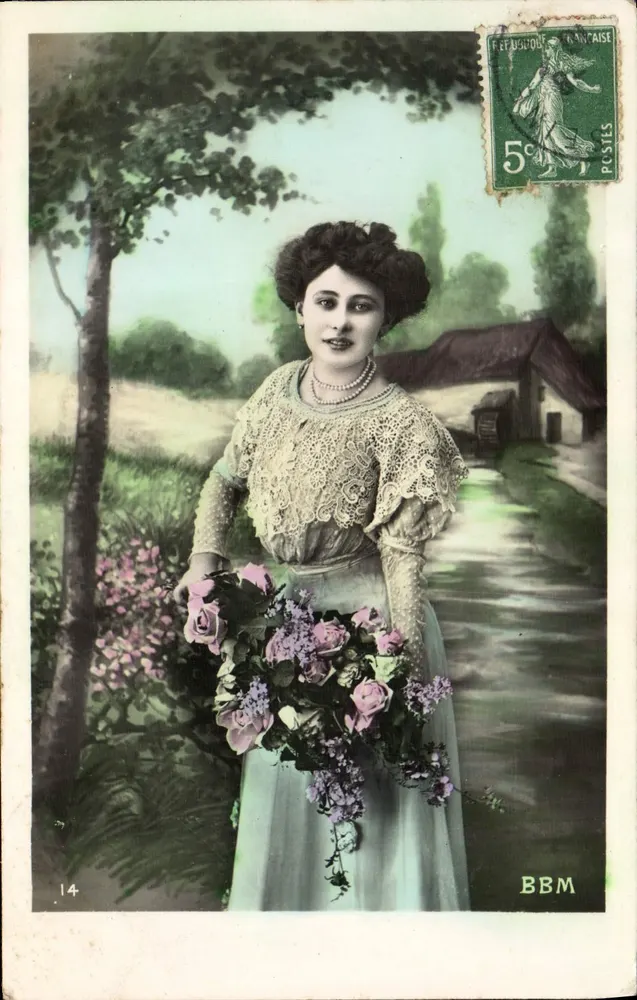 Jeune femme en robe à dentelle tenant un bouquet — BBM n°14 — France - Recto