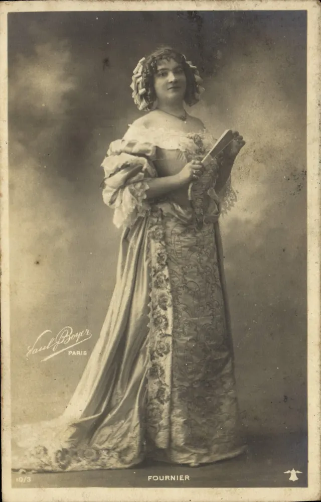 Fournier — Portrait einer Frau in Abendkleid — Fournier, Paris - Vorderseite