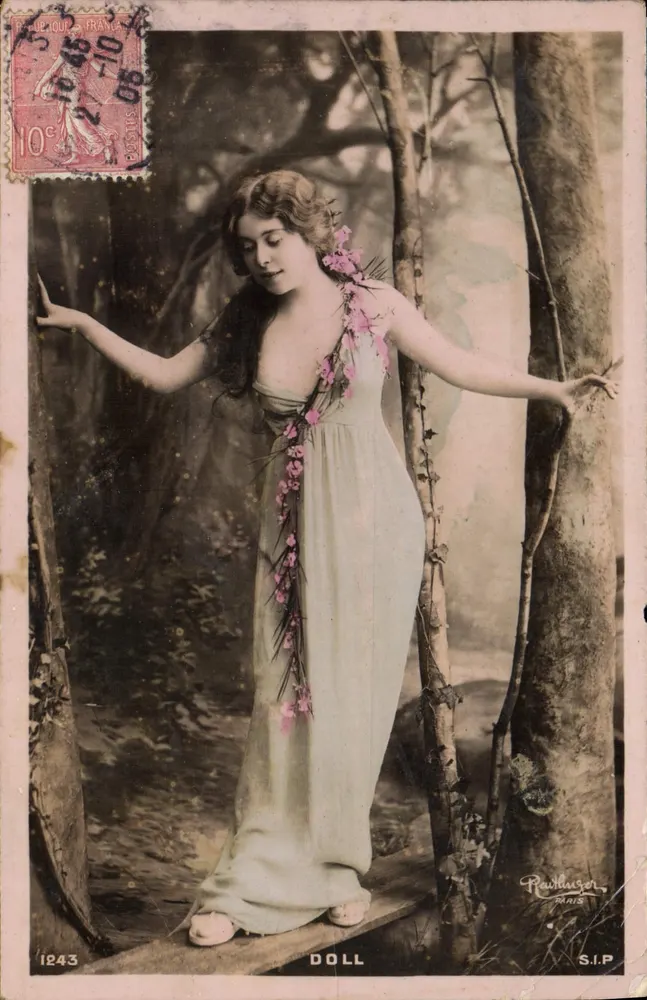 Frau in langer, mit Blumen verzierten Robe — Waldszenen — Verlag Paulhuser, Paris, Nr. 1243 - Vorderseite