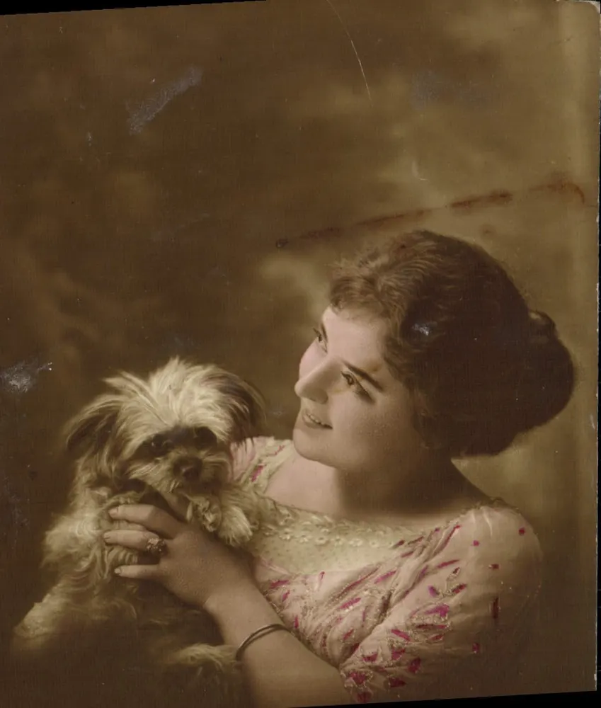 Junge Frau mit einem Yorkshire Terrier — Sepia-Fotografie — unbekannter Verleger - Vorderseite