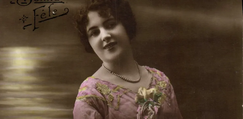 Féfé — Portrait d'une femme en robe rose — Éditeur Féfé - Recto