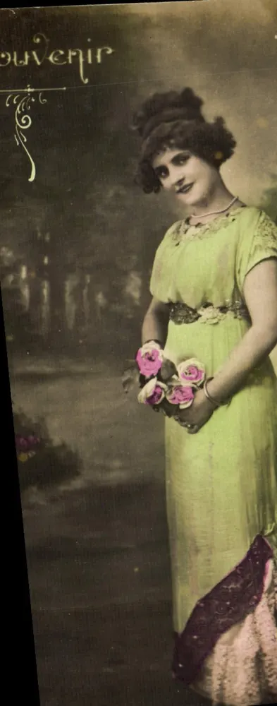 Mulher em vestido verde segurando um buquê de rosas — Souvenir — Editor desconhecido, número de série não visível - Frente