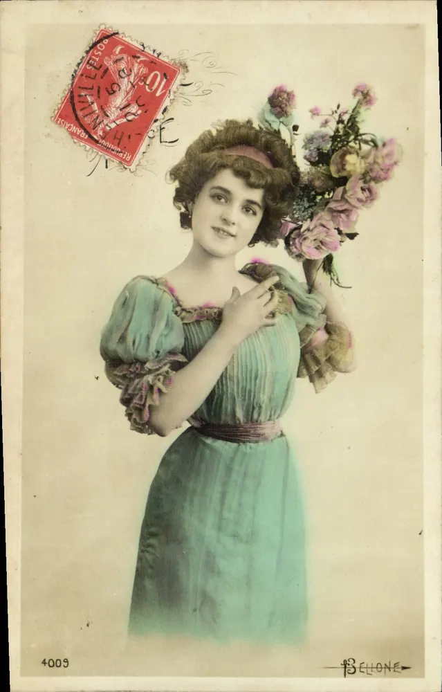 Jeune femme en robe bleu-vert tenant un bouquet — éditeur Bellone, n° 4009 - Recto