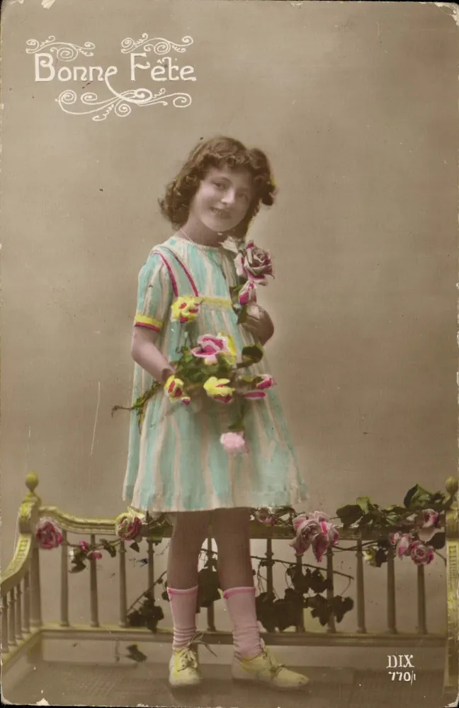 Fille tenant un bouquet de roses — scène de studio — éditeur DIX n° 770 - Frente