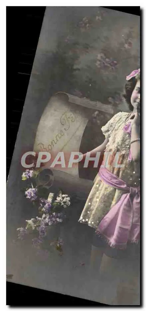 Menina em vestido com estampas — com buquê de lavanda — editor desconhecido - Frente
