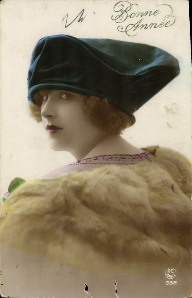 Jeune femme en chapeau vert — Bonne Année 1932 — PC Paris 932 - Recto
