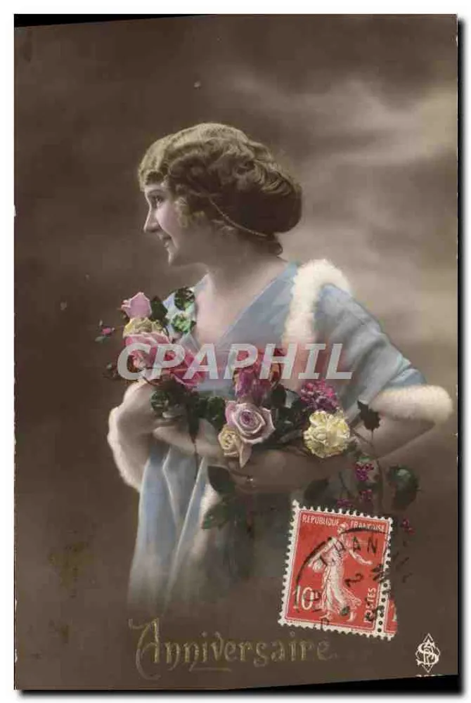 Femme tenant un bouquet de roses — Anniversaire — éditeur non visible - Recto