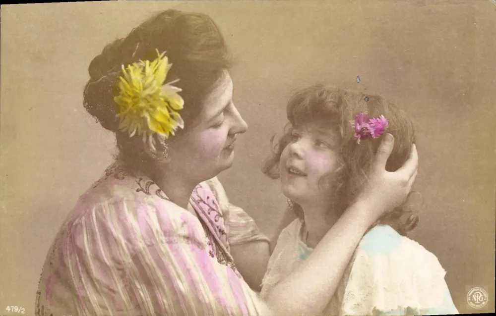 Mutter und Kind — Blumen im Haar — Nene Photographische Gesellschaft A.G., Nr. 479/2 - Vorderseite