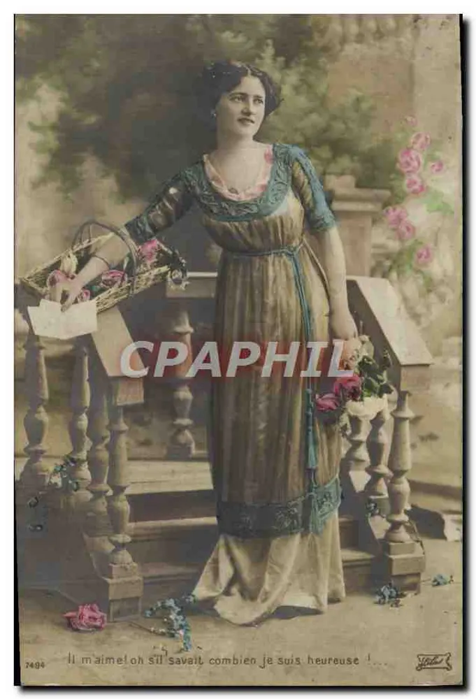 Femme en robe à motifs — jardin avec rosiers — éditeur Yvot, n° 7494 - Recto