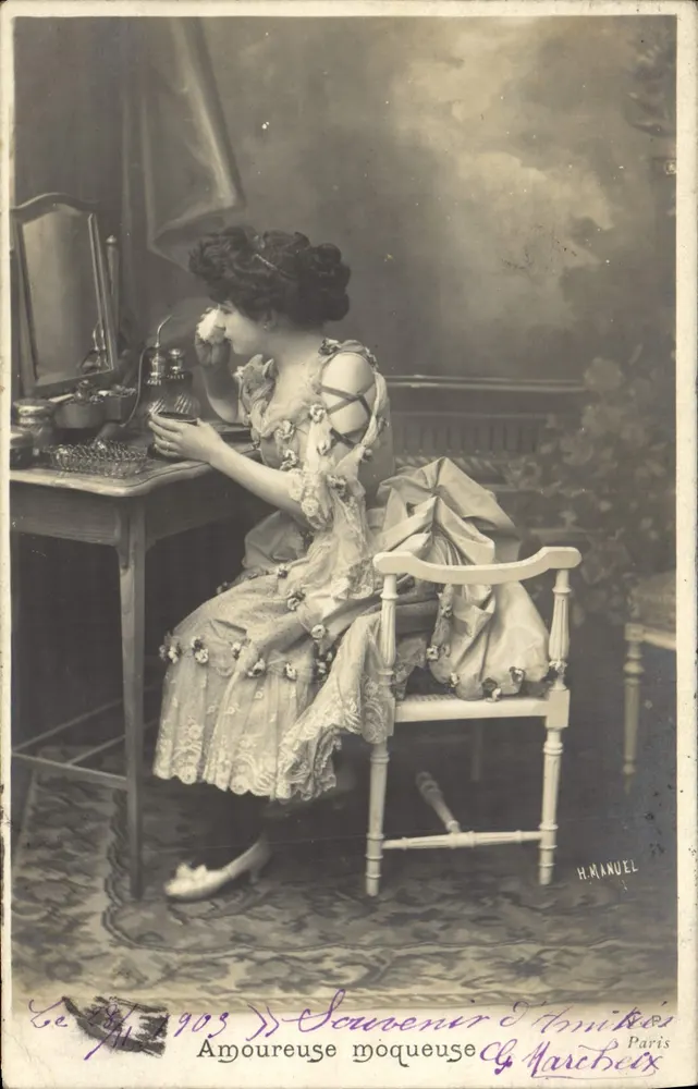 Junge Frau am Schminktisch — Amoureuse mômeuse — H. Ramuel, Paris - Vorderseite