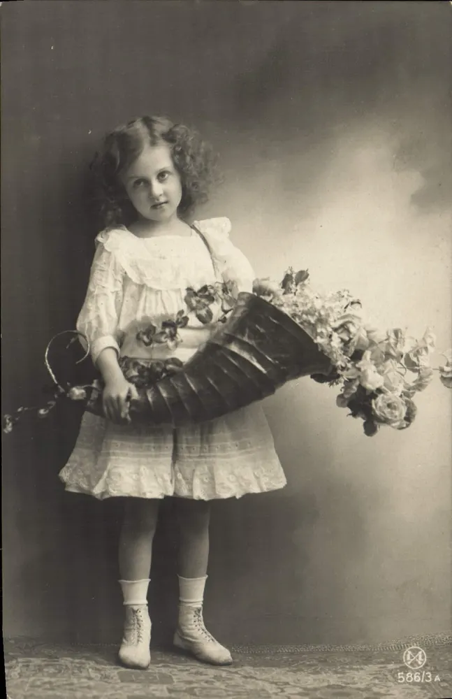 Kleine Mädchen, das einen großen Blumenkorb hält — Studio photographique — n° 586/3 A - Vorderseite