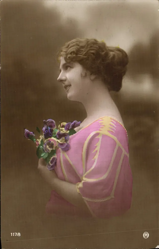 Jeune femme en robe rose — portrait — M. M. n° 1178 - Recto