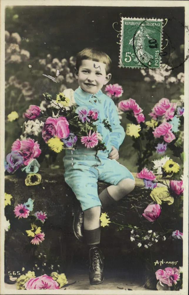Enfant souriant — assis parmi des fleurs colorées — éditeur A.N. PARIS n°565 - Frente