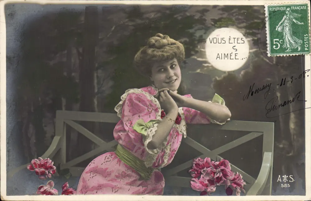 Jeune femme en robe rose — scène de jardin — éditée par A & S, n° 585 - Recto