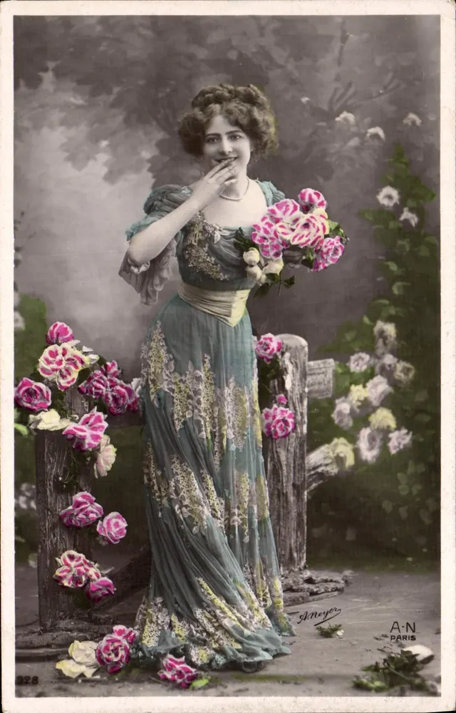 Femme en robe de soirée — roses — Skneypar, Paris, n° 328 - Recto