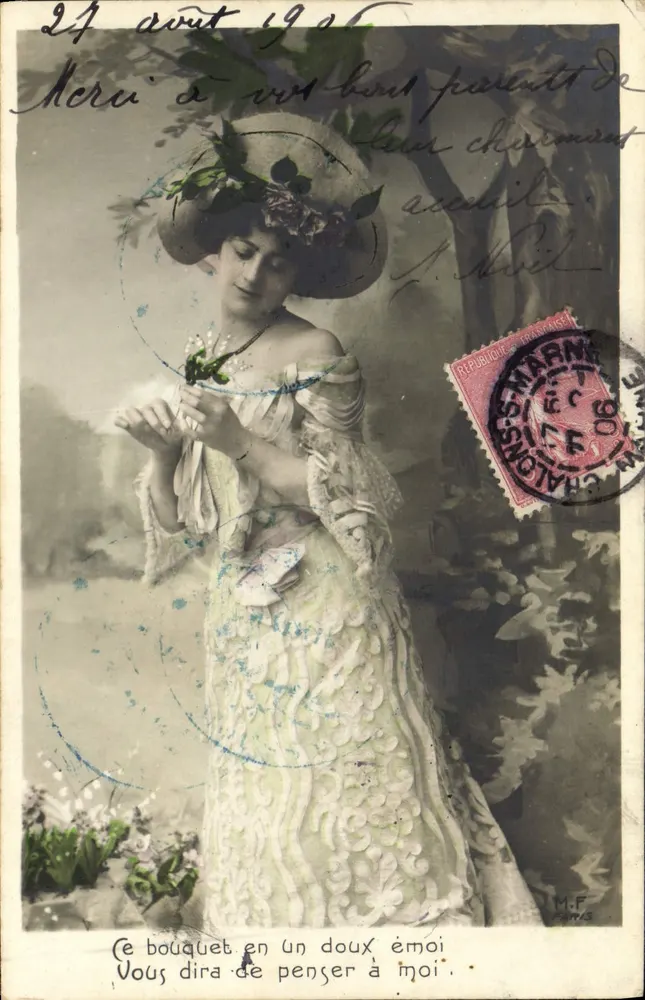 Femme en robe de style Art Nouveau — bouquet — M.F. Paris, n° de série non visible - Recto