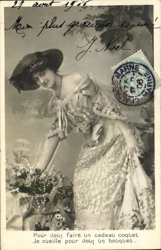 Femme en robe ornée cueillant des fleurs — M.F. PARIS — n° de série non visible - Recto