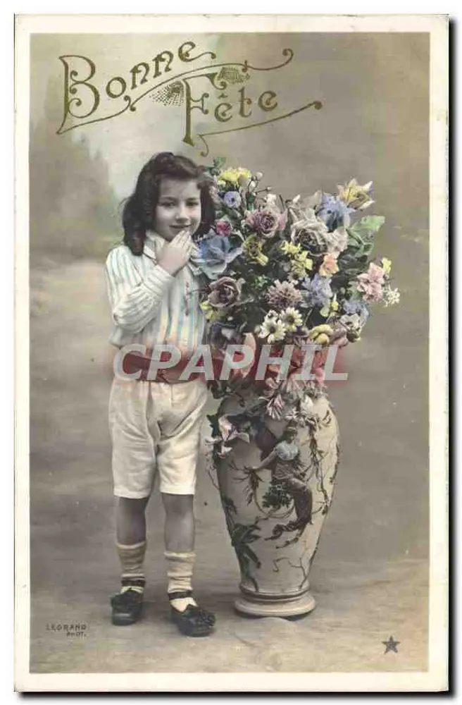 Menina com um grande vaso de flores — Boa Festa — Légrand Phot. - Frente